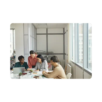 gambar team meeting dengan laptop atau orang pointing ke dashboard di layar besar. (1)